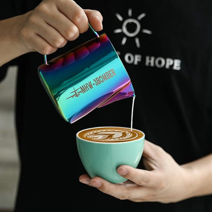 MHW-3BOMBER Milk Frothing Pitcher 20oz/600ml Latte Art Pitcher Stainless Steel Espresso Steaming Pitcher Colorful Barista Milk Jug P5912C-OS
