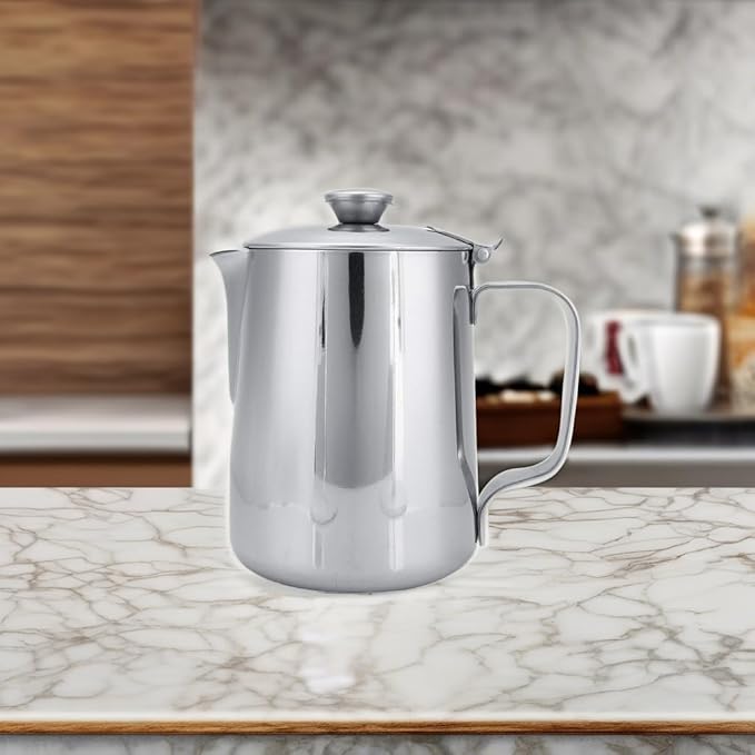 Stainless Steel Milk Frothing Pitcher, Stainless Steel Coffee Cup Mug Milk Frothing Pitcher Jug with Lid for Latte Coffee Art for Office Kitchen with handle(600ml)