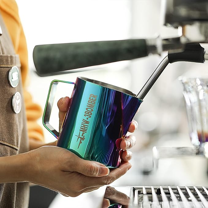 MHW-3BOMBER Milk Frothing Pitcher 20oz/600ml Latte Art Pitcher Stainless Steel Espresso Steaming Pitcher Colorful Barista Milk Jug P5912C-OS